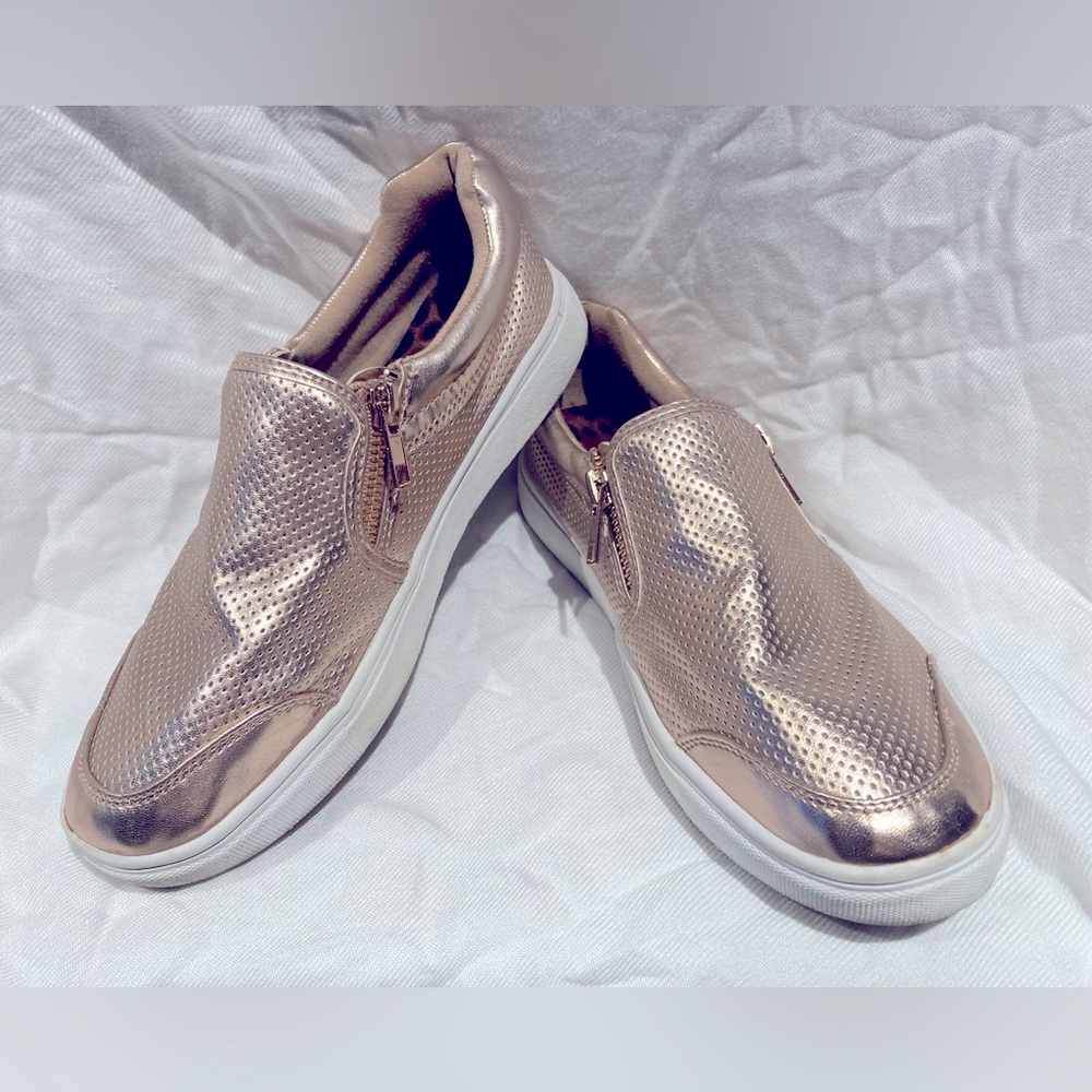 Steve Madden rose gold sneakers w/perforated upper, zipper accents, sz 5.5
